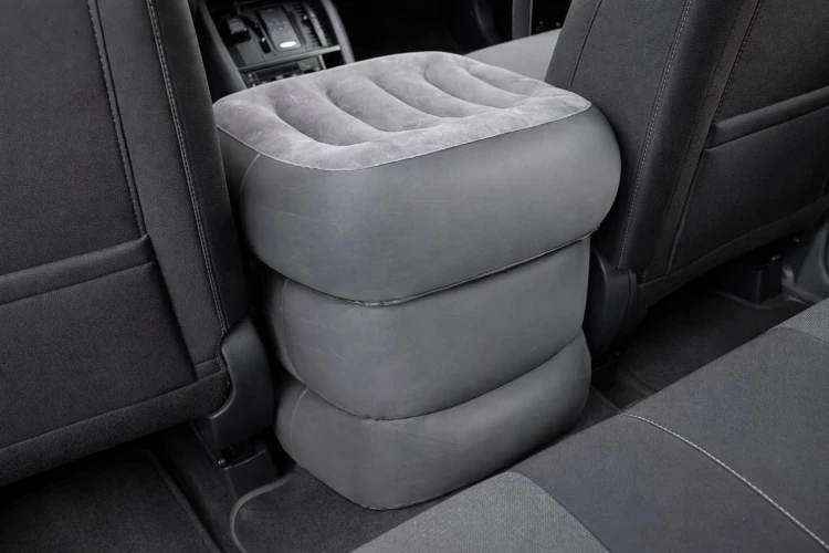 Dmuchany podnóżek poduszka na długą podróż do samolotu samochodu duży szary.jpg