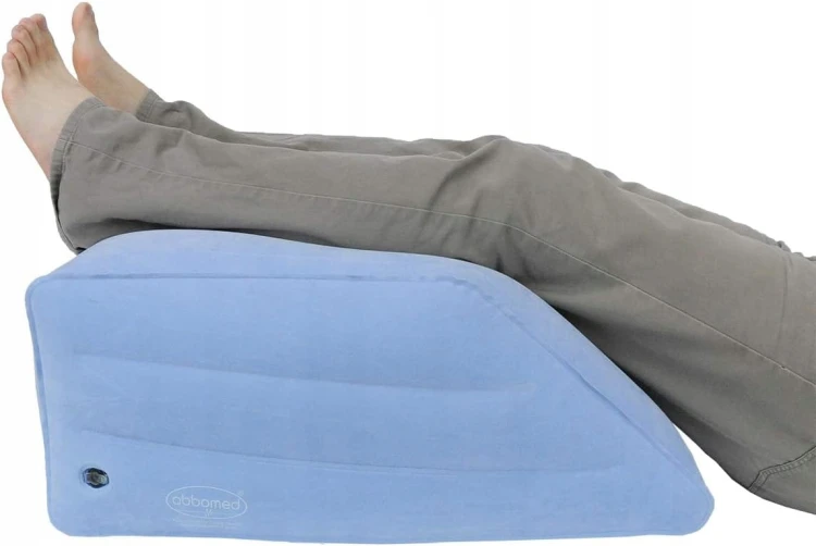 Nadmuchiwana poduszka pod nogi klinowa relaksacyjna niebieska.jpg