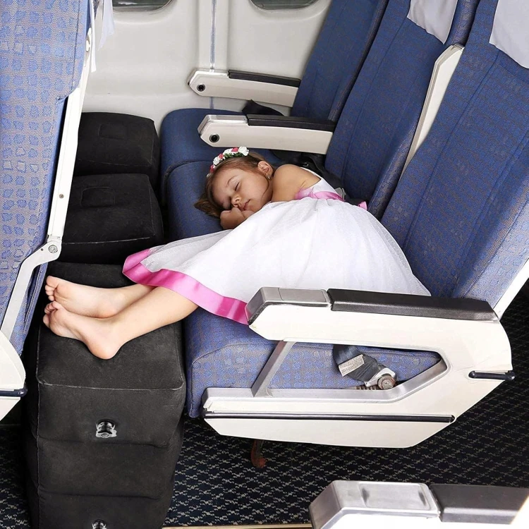 Dmuchany podnóżek na długą podróż czarny do samolotu samochodu.jpg