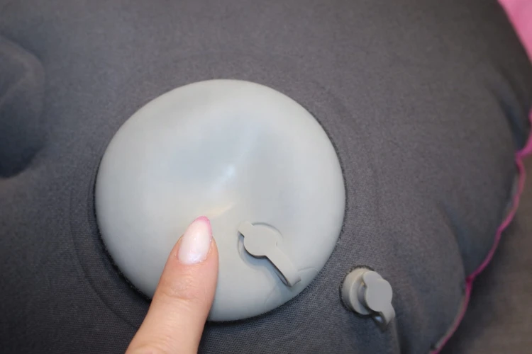 PODUSZKA PODRÓŻNA Dmuchana Turystyczna Kempingowa do samochodu żółta.jpg