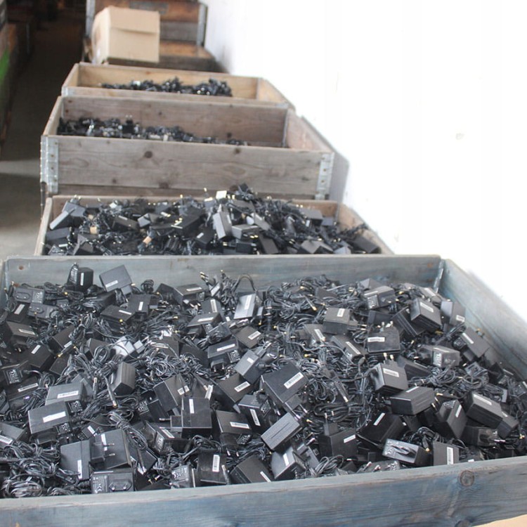 500-kg-ponad-2000-sztuk-paleta-Zasilacz-uniwersalny-desktop-12-3V-2-5A-30W-Marka-Inna.jpg