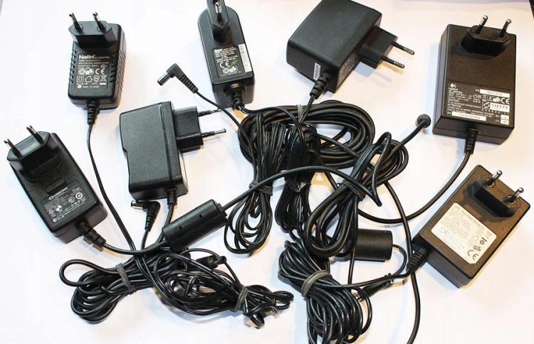 ZASILACZ ŁADOWARKA DC 24V od 1A do 2A wtyczka mix do elektroniki.jpg